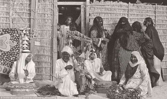 Beduinii cântă muzică lângă casă, anii 1960. Uneori veneau la Dubai și ocupau colibe simple de palmieri