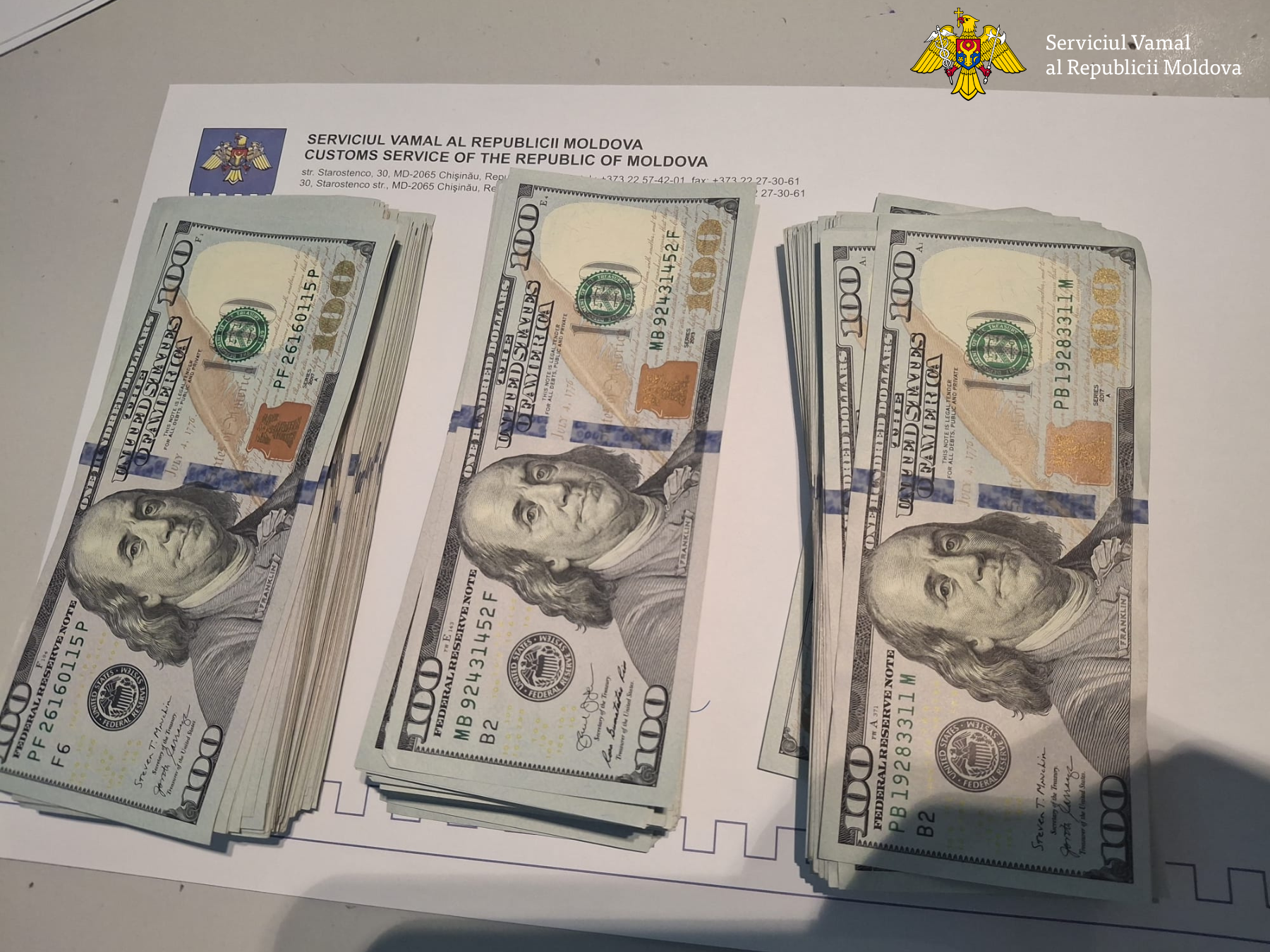 50 mii de dolari nedeclarați, descoperiți la controlul vamal pe Aeroportul Chișinău